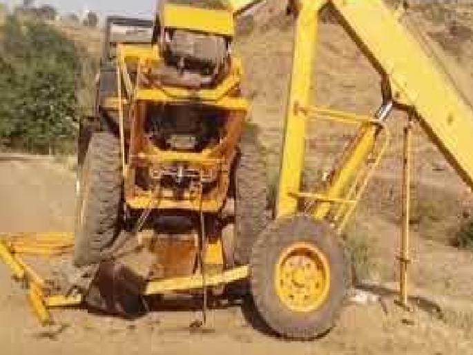 Crane falls 200 feet from Vardhangad Ghat on Satara Latur National Highway | Satara: वर्धनगड घाटातून क्रेन दोनशे फूट खाली कोसळली, क्रेन ऑपरेटर गंभीर जखमी