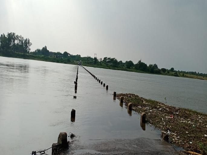 Rain continues, water on Godavari bridge at Wari | पाऊस सुरूच, वारी येथील गोदावरीच्या पुलावर पाणी Rain continues, water on Godavari bridge at Wari | पाऊस सुरूच, वारी येथील गोदावरीच्या पुलावर पाणी