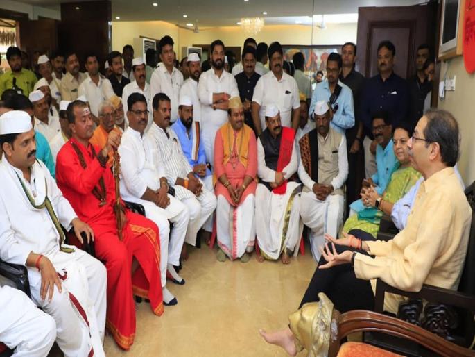 'Warkari Bhawan should be constructed in Dehu and Alandi along with Pandharpur'; Uddhav Thackeray was met by Varakari on Matoshree | 'पंढरपूरसह देहू व आळंदीत वारकरी भवन उभारावे'; मातोश्रीवर वारकऱ्यांनी घेतली उद्धव ठाकरेंची भेट 'Warkari Bhawan should be constructed in Dehu and Alandi along with Pandharpur'; Uddhav Thackeray was met by Varakari on Matoshree | 'पंढरपूरसह देहू व आळंदीत वारकरी भवन उभारावे'; मातोश्रीवर वारकऱ्यांनी घेतली उद्धव ठाकरेंची भेट