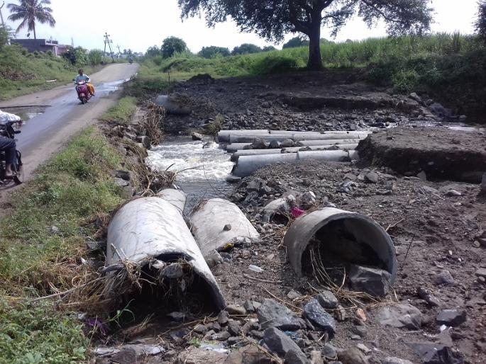 The bridge on Kukana-Varkhed road was demolished | कुकाणा-वरखेड रस्त्यावरील पूल उखडला The bridge on Kukana-Varkhed road was demolished | कुकाणा-वरखेड रस्त्यावरील पूल उखडला