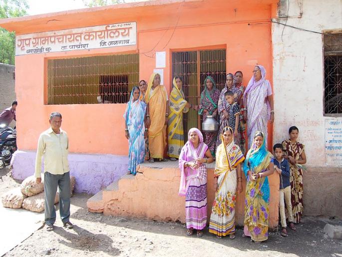 Locked by the ward of the Gram Panchayat | वरखेडी ग्रामपंचायतीला ठोकले कुलूप