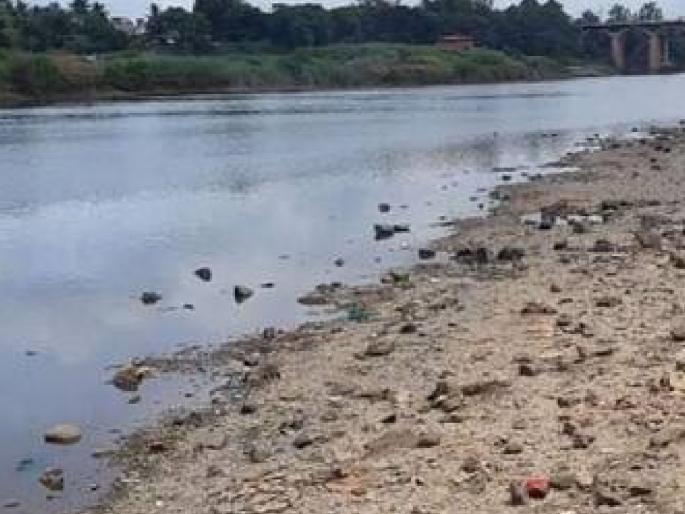 Water level of Warna river reaches its lowest point in Kolhapur farmers are worried due to water shortage | Kolhapur: वारणा नदीच्या पाण्याने गाठला तळ, पाणीटंचाईने शेतकरी हैराण