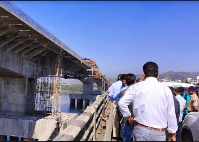 "The new varsave Bridge cracked before it was opened and the girder structure was wrong"; MP Rajendra Gavit's allegation | "नवीन वरसावे पूल सुरू होण्याआधीच तडे गेले, गर्डरची संरचना चुकीची"; खासदार राजेंद्र गावितांचा आरोप "The new varsave Bridge cracked before it was opened and the girder structure was wrong"; MP Rajendra Gavit's allegation | "नवीन वरसावे पूल सुरू होण्याआधीच तडे गेले, गर्डरची संरचना चुकीची"; खासदार राजेंद्र गावितांचा आरोप