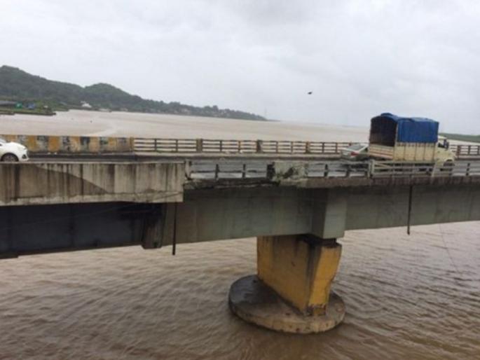 Thane, Vasai, Kondi on Mira Road route, old Varshawe bridge closed for testing | ठाणे, वसई, मीरा रोड मार्गावर कोंडी, चाचणीसाठी जुना वरसावे पूल बंद Thane, Vasai, Kondi on Mira Road route, old Varshawe bridge closed for testing | ठाणे, वसई, मीरा रोड मार्गावर कोंडी, चाचणीसाठी जुना वरसावे पूल बंद