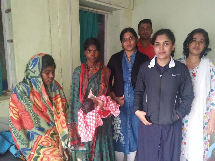 'Varsha' Is born in the vicinity of flood | पुराच्या वेढ्यात जन्मली 'वर्षा'; आपत्कालीन परिस्थिती महिला प्रसुती  'Varsha' Is born in the vicinity of flood | पुराच्या वेढ्यात जन्मली 'वर्षा'; आपत्कालीन परिस्थिती महिला प्रसुती