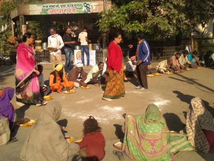 The sweet food given to the poor instead of yearly in Pachora | पाचोरा येथे वर्षश्राद्धाऐवजी गरिबांना दिले गोड भोजन The sweet food given to the poor instead of yearly in Pachora | पाचोरा येथे वर्षश्राद्धाऐवजी गरिबांना दिले गोड भोजन
