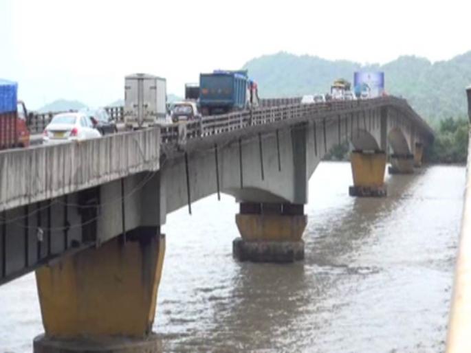 Transport of traffic due to the construction of Varasave bridge; Water tankers are also not found | वरसावे पुलाच्या कामामुळे वाहतूक कोंडी; पाण्याचे टँकरही मिळेनासे झालेत Transport of traffic due to the construction of Varasave bridge; Water tankers are also not found | वरसावे पुलाच्या कामामुळे वाहतूक कोंडी; पाण्याचे टँकरही मिळेनासे झालेत