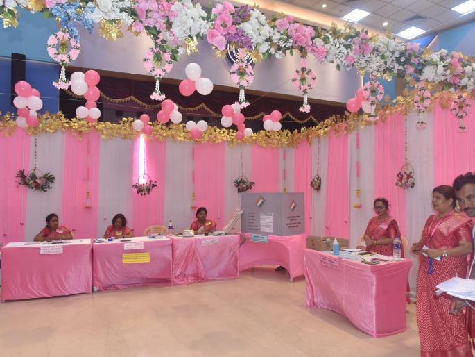 Pink polling station at Versova, Yari Road dedicated to women | वर्सोवा, यारी रोड येथील गुलाबी मतदान केंद्र महिलांना समर्पित Pink polling station at Versova, Yari Road dedicated to women | वर्सोवा, यारी रोड येथील गुलाबी मतदान केंद्र महिलांना समर्पित