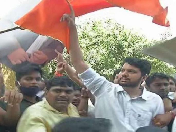 An FIR has been registered against Yuvasena Secretary Varun Sardesai | युवासेना सचिव वरुण सरदेसाई यांच्याविरोधात एफआयआर दाखल