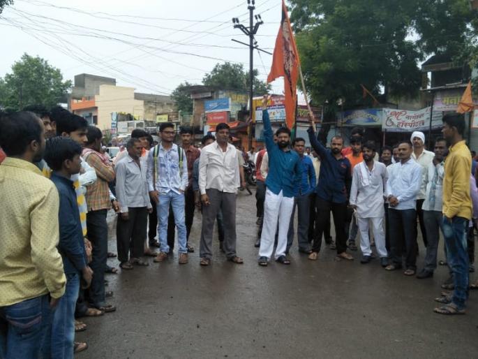Maratha Kranti Morcha: Stop the way out of varvat Bakal | Maratha kranti Morcha : वरवट बकाल येथे रास्ता रोको Maratha Kranti Morcha: Stop the way out of varvat Bakal | Maratha kranti Morcha : वरवट बकाल येथे रास्ता रोको