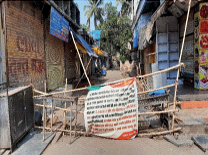 People are dying, rules are still in place, markets are crowded despite lockdown in the district: | लोक मरताहेत, तरीही नियम पायदळी, जिल्ह्यात लाॅकडाऊन असतानाही बाजारांत गर्दी : ग्रामीण भागांत अद्याप बेफिकिरी People are dying, rules are still in place, markets are crowded despite lockdown in the district: | लोक मरताहेत, तरीही नियम पायदळी, जिल्ह्यात लाॅकडाऊन असतानाही बाजारांत गर्दी : ग्रामीण भागांत अद्याप बेफिकिरी