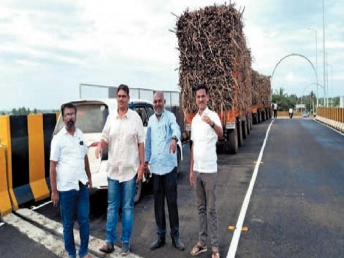 Vasgade railway flyover finally opened in sangli, local leaders are in a state of credit crunch | Sangli: वसगडे रेल्वे उड्डाणपूल अखेर खुला, स्थानिक नेत्यांत श्रेयवाद रंगला  Vasgade railway flyover finally opened in sangli, local leaders are in a state of credit crunch | Sangli: वसगडे रेल्वे उड्डाणपूल अखेर खुला, स्थानिक नेत्यांत श्रेयवाद रंगला