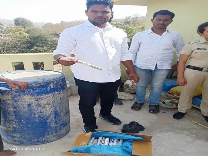 Vasaiet recovered again; The couple is arrested | वसईत पुन्हा सापडली स्फोटकं; दाम्पत्याला अटक Vasaiet recovered again; The couple is arrested | वसईत पुन्हा सापडली स्फोटकं; दाम्पत्याला अटक