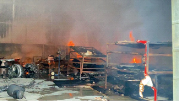 Two companies fire in Vasai on Saturday; Fortunately there is no loss of life | वसईत दोन कंपन्यांना शनिवारी भीषण आग; सुदैवाने जीवित हानी नाही