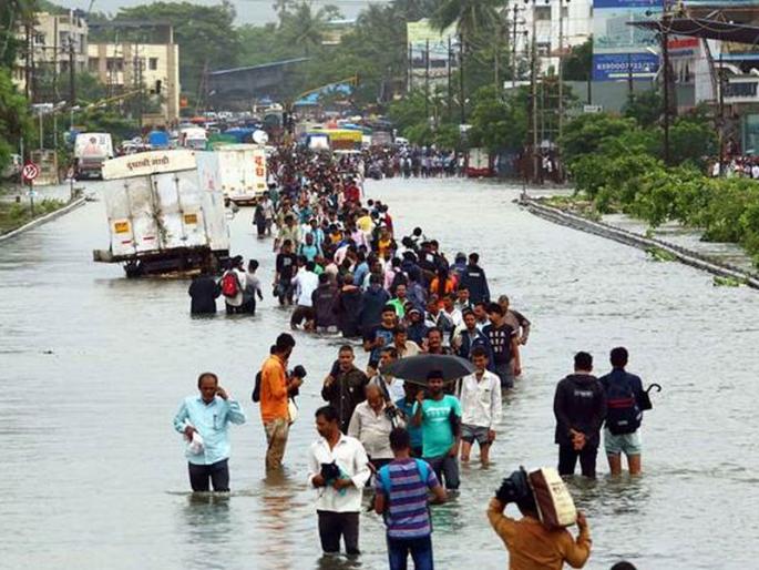 Earlier the old sly, now the government is tortured | आधी पुराने पिडले, आता सरकार छळतेय Earlier the old sly, now the government is tortured | आधी पुराने पिडले, आता सरकार छळतेय