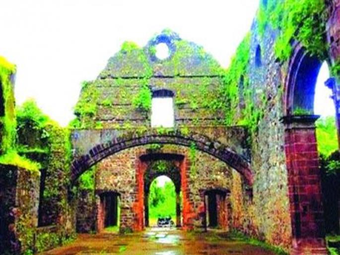 historic Vasai Fort turned into drunkards hangout | धक्कादायक! ऐतिहासिक 'वसई किल्ला' बनला मद्यपींचा अड्डा historic Vasai Fort turned into drunkards hangout | धक्कादायक! ऐतिहासिक 'वसई किल्ला' बनला मद्यपींचा अड्डा