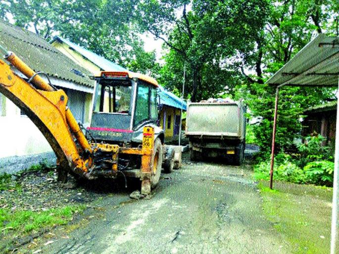 The JCB and the two dumper of the filling holder | भरणी करणारा जेसीबी व दोन डम्पर ताब्यात The JCB and the two dumper of the filling holder | भरणी करणारा जेसीबी व दोन डम्पर ताब्यात