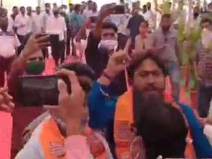 mns workers protest in front of minister eknath shinde in vasai | आम्हाला वेळ द्या म्हणत मंत्री एकनाथ शिंदेंसमोर मनसेचा राडा; दोन कार्यकर्त्यांना चोप mns workers protest in front of minister eknath shinde in vasai | आम्हाला वेळ द्या म्हणत मंत्री एकनाथ शिंदेंसमोर मनसेचा राडा; दोन कार्यकर्त्यांना चोप