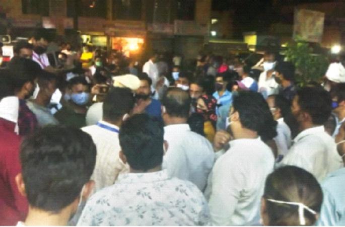 CoronaVirus News: 10 patients die due to lack of oxygen in Vasai ?, agitation in taluka, anger among relatives of patients | CoronaVirus News : वसईत ऑक्सिजनअभावी १० रुग्णांचे मृत्यू?, तालुक्यात खळबळ, रुग्णांच्या नातेवाइकांमध्ये संताप  