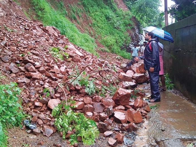 Vasai taluka literally fell | वसई तालुक्याला अक्षरश: झोडपले; सखल भागात कमरेभर पाणी शिरले Vasai taluka literally fell | वसई तालुक्याला अक्षरश: झोडपले; सखल भागात कमरेभर पाणी शिरले
