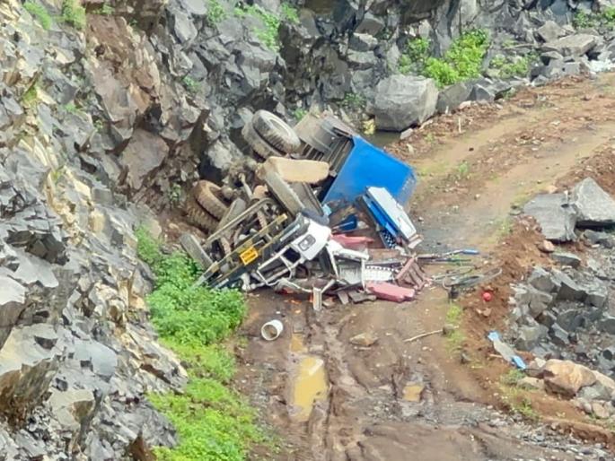 dumper fell into a 350 feet ravine in a stone quarry in vasai | वसईत दगडखाणीत ३५० फूट दरीत डंपर कोसळला dumper fell into a 350 feet ravine in a stone quarry in vasai | वसईत दगडखाणीत ३५० फूट दरीत डंपर कोसळला