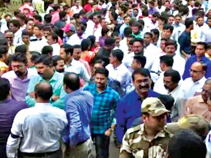 Black clips prohibition; Vasai-Virar municipal staff gathered | काळ्या फिती लावून निषेध; वसई-विरार महापालिका कर्मचारी एकवटले Black clips prohibition; Vasai-Virar municipal staff gathered | काळ्या फिती लावून निषेध; वसई-विरार महापालिका कर्मचारी एकवटले