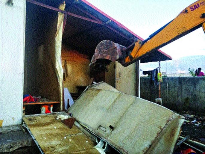 On the other hand, the destruction of Vasai, on the part of illegal encroachment, the encroachment on the encroachment continues | बेकायदा रेती उपसा, फोफावणारी अतिक्रमणे मुळावर, वसईचे नष्टचर्य सुरूच On the other hand, the destruction of Vasai, on the part of illegal encroachment, the encroachment on the encroachment continues | बेकायदा रेती उपसा, फोफावणारी अतिक्रमणे मुळावर, वसईचे नष्टचर्य सुरूच