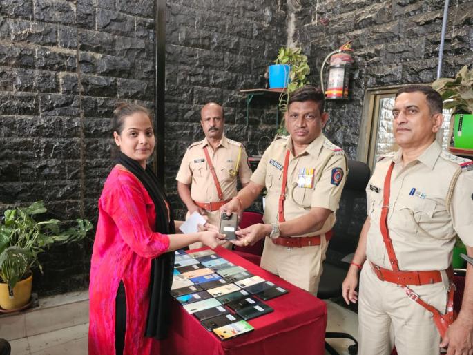Republic Day Pelhar returned 55 mobile phones while Tulinj returned 35 | प्रजासत्ताक दिनाचे औचित्य; पेल्हारने ५५ तर तुळींजने ३५ मोबाईल केले परत Republic Day Pelhar returned 55 mobile phones while Tulinj returned 35 | प्रजासत्ताक दिनाचे औचित्य; पेल्हारने ५५ तर तुळींजने ३५ मोबाईल केले परत
