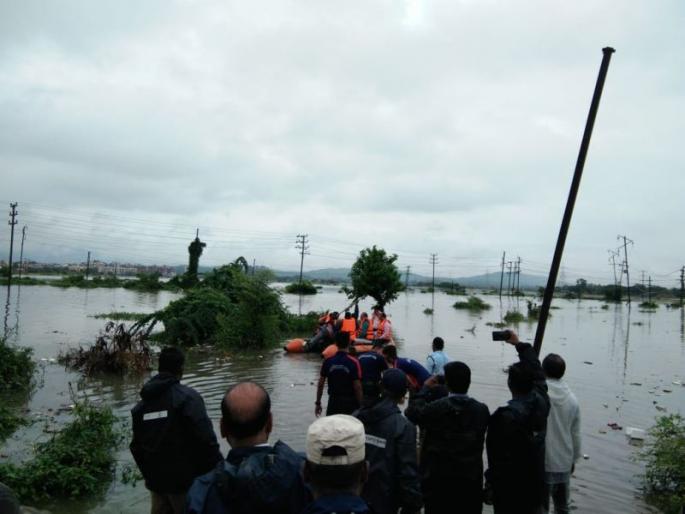 400 people stuck in salt pans at vasai | वसईत जोरदार पाऊस, मिठागरात 400 जण अडकले