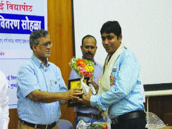 Support for Lokmat's Rahul Wadekar | लोकमतच्या राहुल वाडेकर यांना समर्थनचा पुरस्कार Support for Lokmat's Rahul Wadekar | लोकमतच्या राहुल वाडेकर यांना समर्थनचा पुरस्कार