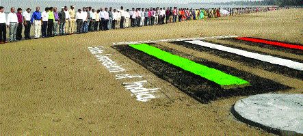 Public awareness about voting through two km of human chain | दोन किमी मानवी साखळीद्वारे मतदानाबाबत जनजागृती Public awareness about voting through two km of human chain | दोन किमी मानवी साखळीद्वारे मतदानाबाबत जनजागृती