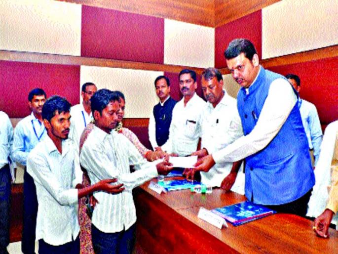 Four lakhs of help to the Pandit Bhainal family | पीडित भुयाळ कुटुंबाला चार लाखांची मदत Four lakhs of help to the Pandit Bhainal family | पीडित भुयाळ कुटुंबाला चार लाखांची मदत