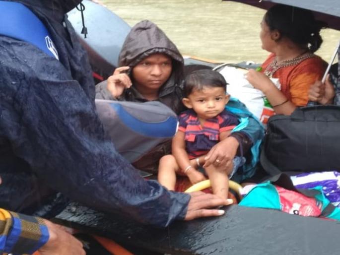 pregnant-woman-reach-in-hospital-via-boat-in-vasai | वसईत पूरपरिस्थिती; प्रसूतीकळा सुरू झाल्यानं महिलेला होडीतून नेलं रुग्णालयात pregnant-woman-reach-in-hospital-via-boat-in-vasai | वसईत पूरपरिस्थिती; प्रसूतीकळा सुरू झाल्यानं महिलेला होडीतून नेलं रुग्णालयात