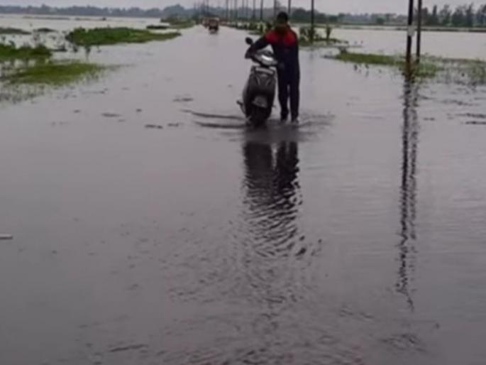 Suncity-Gas road in Vasai under water; Vehicles should not be taken through 'this' water; Appeal of Municipal Corporation and Police! | वसईतील सनसिटी -गास रस्ता पाण्याखाली; 'या' पाण्यातून वाहने नेऊ नयेत; पालिका, पोलीस यांचे आवाहन ! Suncity-Gas road in Vasai under water; Vehicles should not be taken through 'this' water; Appeal of Municipal Corporation and Police! | वसईतील सनसिटी -गास रस्ता पाण्याखाली; 'या' पाण्यातून वाहने नेऊ नयेत; पालिका, पोलीस यांचे आवाहन !