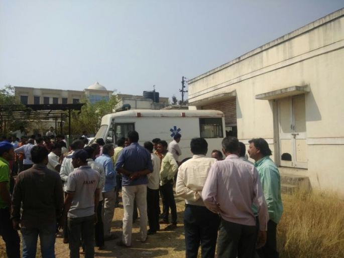 Hingoli : The dead body was Screwed by mouse at Vasmat | शवागारात उंदराने मृतदेह कुरतडला; वसमतमधील खेदजनक प्रकार, नातेवाईक संतापले Hingoli : The dead body was Screwed by mouse at Vasmat | शवागारात उंदराने मृतदेह कुरतडला; वसमतमधील खेदजनक प्रकार, नातेवाईक संतापले