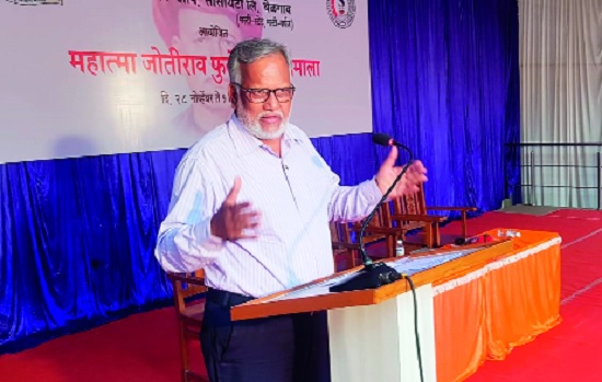 Keeping the Constitution aside and operating in the country: Vasant Bhosale | राज्यघटनेला बाजूला ठेवून देशात कारभार : वसंत भोसले Keeping the Constitution aside and operating in the country: Vasant Bhosale | राज्यघटनेला बाजूला ठेवून देशात कारभार : वसंत भोसले