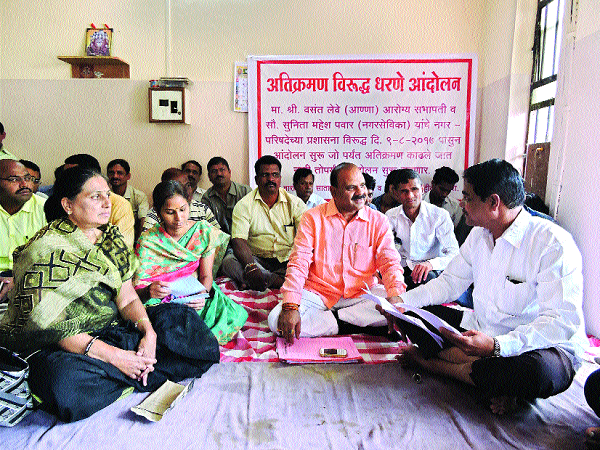 The municipal chairperson's fasting | चक्क पालिका सभापती उपोषणाला The municipal chairperson's fasting | चक्क पालिका सभापती उपोषणाला