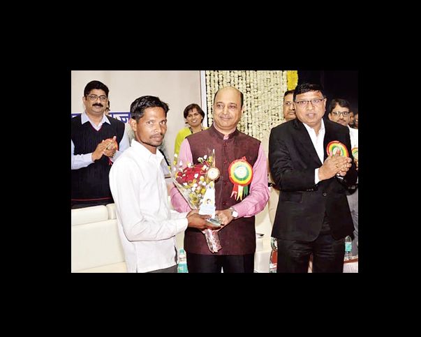 National Voters Day: Maharashtra's first voter 'across the development'! | राष्ट्रीय मतदार दिन : महाराष्ट्राचा पहिला मतदार ‘विकास के उस पार’!  National Voters Day: Maharashtra's first voter 'across the development'! | राष्ट्रीय मतदार दिन : महाराष्ट्राचा पहिला मतदार ‘विकास के उस पार’!