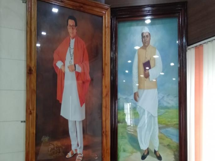 Images of Vasantdada Patil and Balasaheb Thackeray in the hall of Islampur Municipality | तब्बल ३० वर्षांनंतर इस्लामपूर पालिकेच्या सभागृहात अवतरले वसंतदादा आणि बाळासाहेब ठाकरे Images of Vasantdada Patil and Balasaheb Thackeray in the hall of Islampur Municipality | तब्बल ३० वर्षांनंतर इस्लामपूर पालिकेच्या सभागृहात अवतरले वसंतदादा आणि बाळासाहेब ठाकरे