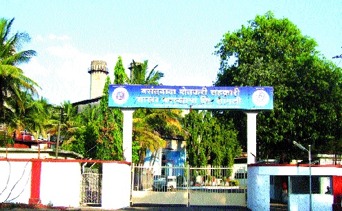 Sangli: In three stages, the decision to give 85% of the cost to the retired workers of Vasantdada Sugar Factory; | सांगली : तीन टप्प्यात वसंतदादा साखर कारखान्याच्या निवृत्त कामगारांना देणी, जिल्हा बँकेतील बैठकीत तोडगा : ८५ टक्के रक्कम देण्याचा निर्णय Sangli: In three stages, the decision to give 85% of the cost to the retired workers of Vasantdada Sugar Factory; | सांगली : तीन टप्प्यात वसंतदादा साखर कारखान्याच्या निवृत्त कामगारांना देणी, जिल्हा बँकेतील बैठकीत तोडगा : ८५ टक्के रक्कम देण्याचा निर्णय
