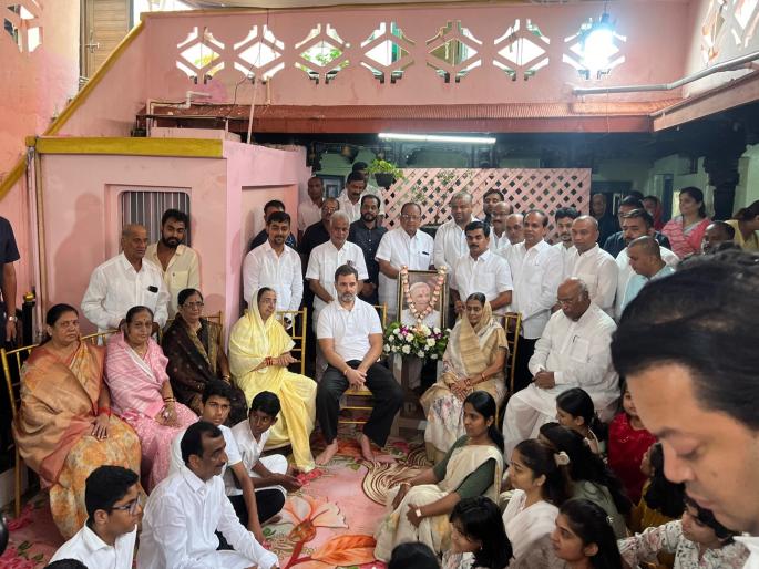 Rahul Gandhi consoled the family of late MP Vasantrao Chavan | राहुल गांधीनी केले दिवंगत खासदार वसंतराव चव्हाण कुटुंबियांचे सांत्वन Rahul Gandhi consoled the family of late MP Vasantrao Chavan | राहुल गांधीनी केले दिवंगत खासदार वसंतराव चव्हाण कुटुंबियांचे सांत्वन