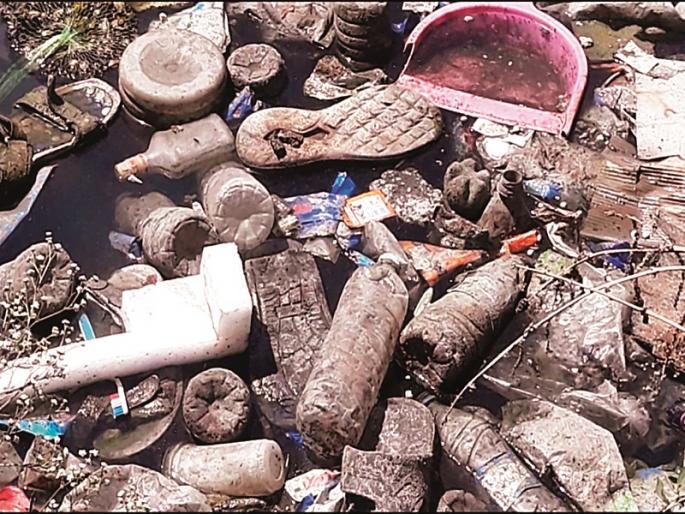 MPs were upset over the condition of Khanapur hostel; The cost of unclean, empty bottles of alcohol ... | खानापूर वसतिगृहाची अवस्था पाहून खासदार संतापले; अस्वच्छता, मद्याच्या रिकाम्या बाटल्यांचा खच... MPs were upset over the condition of Khanapur hostel; The cost of unclean, empty bottles of alcohol ... | खानापूर वसतिगृहाची अवस्था पाहून खासदार संतापले; अस्वच्छता, मद्याच्या रिकाम्या बाटल्यांचा खच...