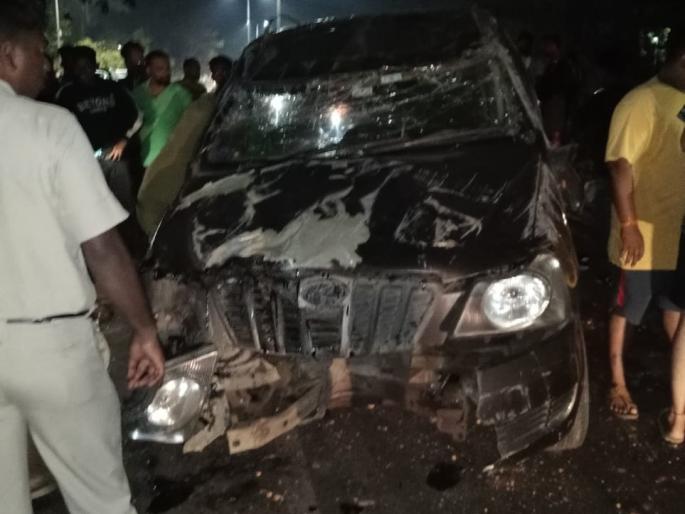 The speeding four wheeler hit the divider and overturned on the road | भरधाव वेगाने आलेली चारचाकी दुभाजकाला धकडून रस्त्यावर उलटली The speeding four wheeler hit the divider and overturned on the road | भरधाव वेगाने आलेली चारचाकी दुभाजकाला धकडून रस्त्यावर उलटली