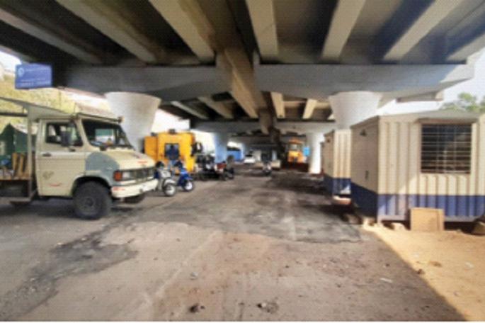 Unauthorized parking by the police under Vashi flyover, a factory for making furniture is also started | वाशी उड्डाणपुलाखाली पोलिसांकडूनच अनधिकृत पार्किंग, फर्निचर बनविण्याचा कारखानाही सुरू