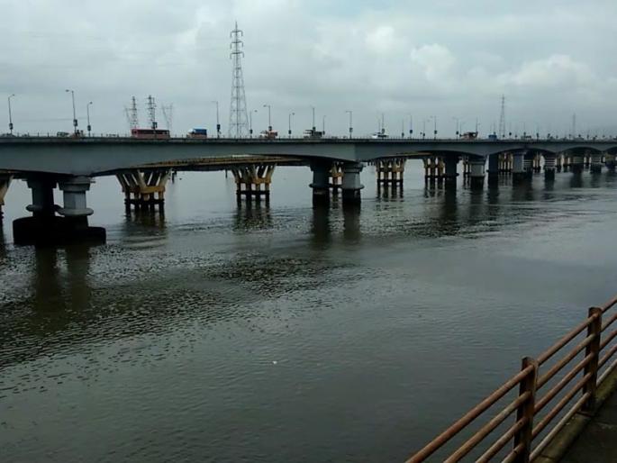 There was no money for liquor, so Mitra was thrown into the Vashi bay | दारूसाठी पैसे दिले नाहीत, म्हणून मित्राला फेकले वाशी खाडीत There was no money for liquor, so Mitra was thrown into the Vashi bay | दारूसाठी पैसे दिले नाहीत, म्हणून मित्राला फेकले वाशी खाडीत