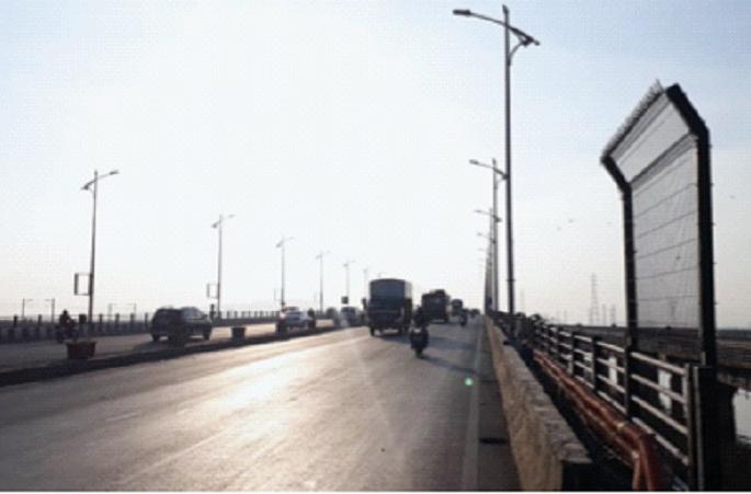 The work of installing safety nets is underway at vashi creek | खाडीपुलावरून आत्महत्यांना बसणार आळा, सुरक्षा जाळी बसविण्याचे काम सुरू The work of installing safety nets is underway at vashi creek | खाडीपुलावरून आत्महत्यांना बसणार आळा, सुरक्षा जाळी बसविण्याचे काम सुरू