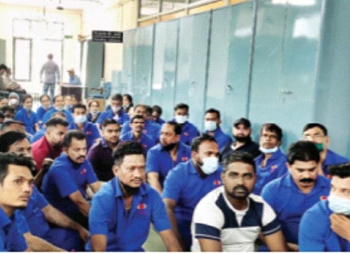 The agitation of the contract workers of the municipal hospital in Vashi, the contractor reduced the sanugrah grant | पालिकेच्या वाशी रुग्णालयातील कंत्राटी कामगारांचे आंदोलन, ठेकेदाराने सानुग्रह अनुदान कमी दिले