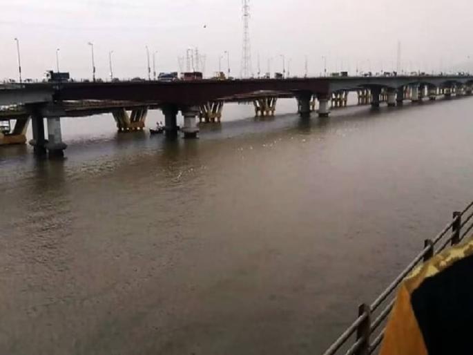 Suicide by jumping from a bridge; Firefighters pulled the woman out of the water | खाडीपुलावरून उडी मारून आत्महत्या; अग्निशमन दलाने महिलेला पाण्याबाहेर काढले Suicide by jumping from a bridge; Firefighters pulled the woman out of the water | खाडीपुलावरून उडी मारून आत्महत्या; अग्निशमन दलाने महिलेला पाण्याबाहेर काढले