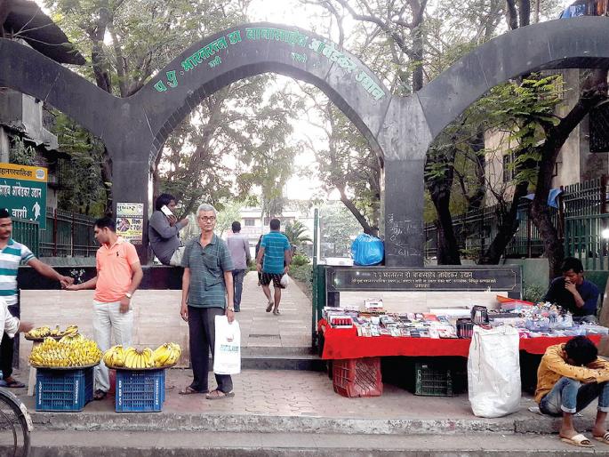 The encroachment of the ferrymen outside the park in Vashi | वाशीतील उद्यानाबाहेर फेरीवाल्यांचे अतिक्रमण The encroachment of the ferrymen outside the park in Vashi | वाशीतील उद्यानाबाहेर फेरीवाल्यांचे अतिक्रमण