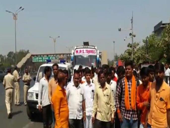 shiv sena leaders osmanabad who are heading towards mumbai to meet uddhav thackeray | मातोश्रीवर धडकणाऱ्या शिवसैनिकांच्या गाड्या पोलिसांनी वाशी टोलनाक्यावर अडवल्या shiv sena leaders osmanabad who are heading towards mumbai to meet uddhav thackeray | मातोश्रीवर धडकणाऱ्या शिवसैनिकांच्या गाड्या पोलिसांनी वाशी टोलनाक्यावर अडवल्या